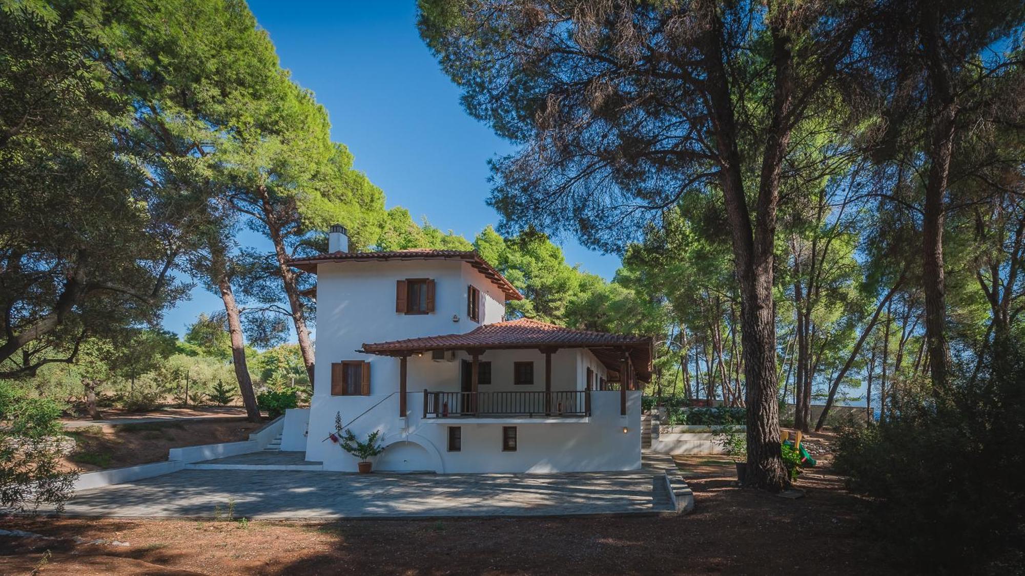 Squirrel Beach Front Villa, Metamorfosi Exterior foto