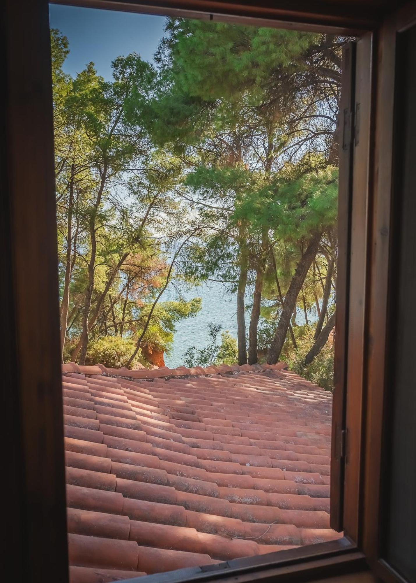 Squirrel Beach Front Villa, Metamorfosi Exterior foto