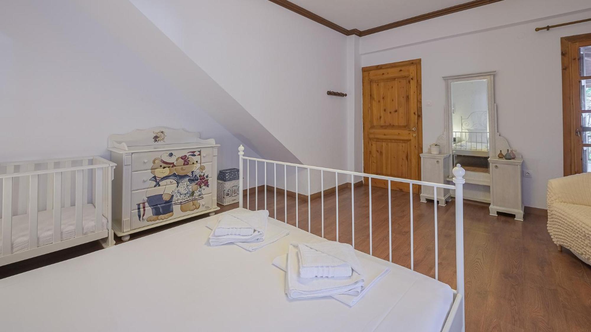Squirrel Beach Front Villa, Metamorfosi Exterior foto