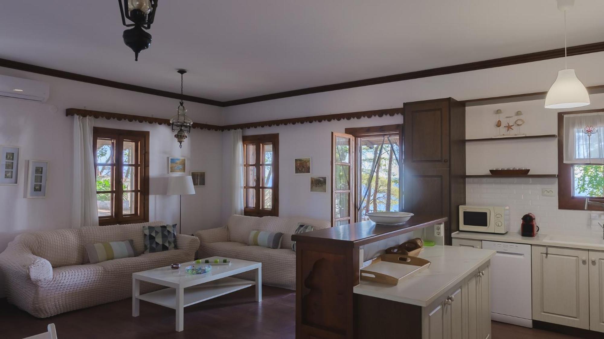 Squirrel Beach Front Villa, Metamorfosi Exterior foto